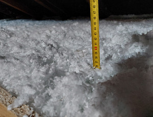Zateplení stropu stávajícího rodinného domu foukanou izolací